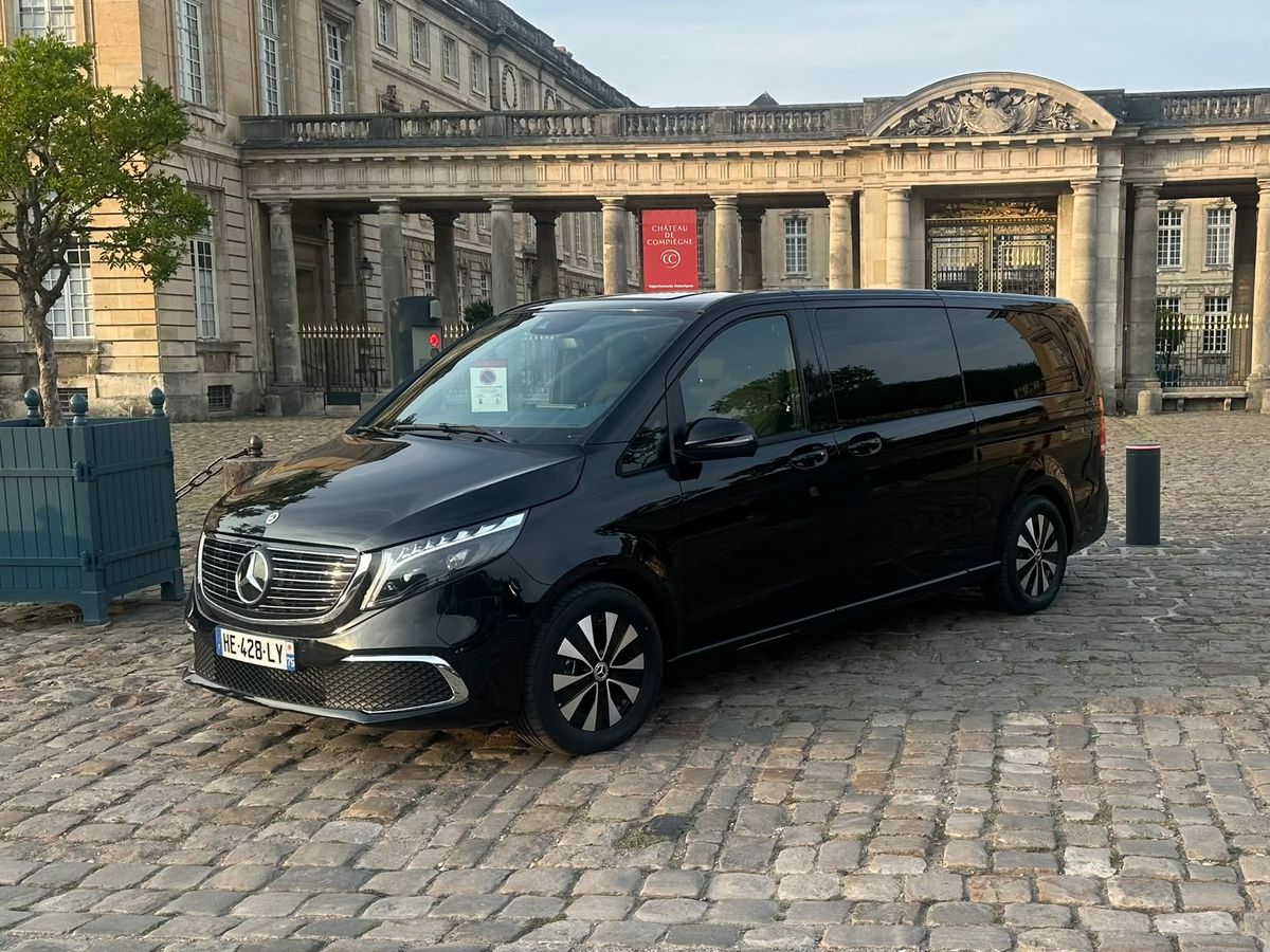 Van Business noir devant un château