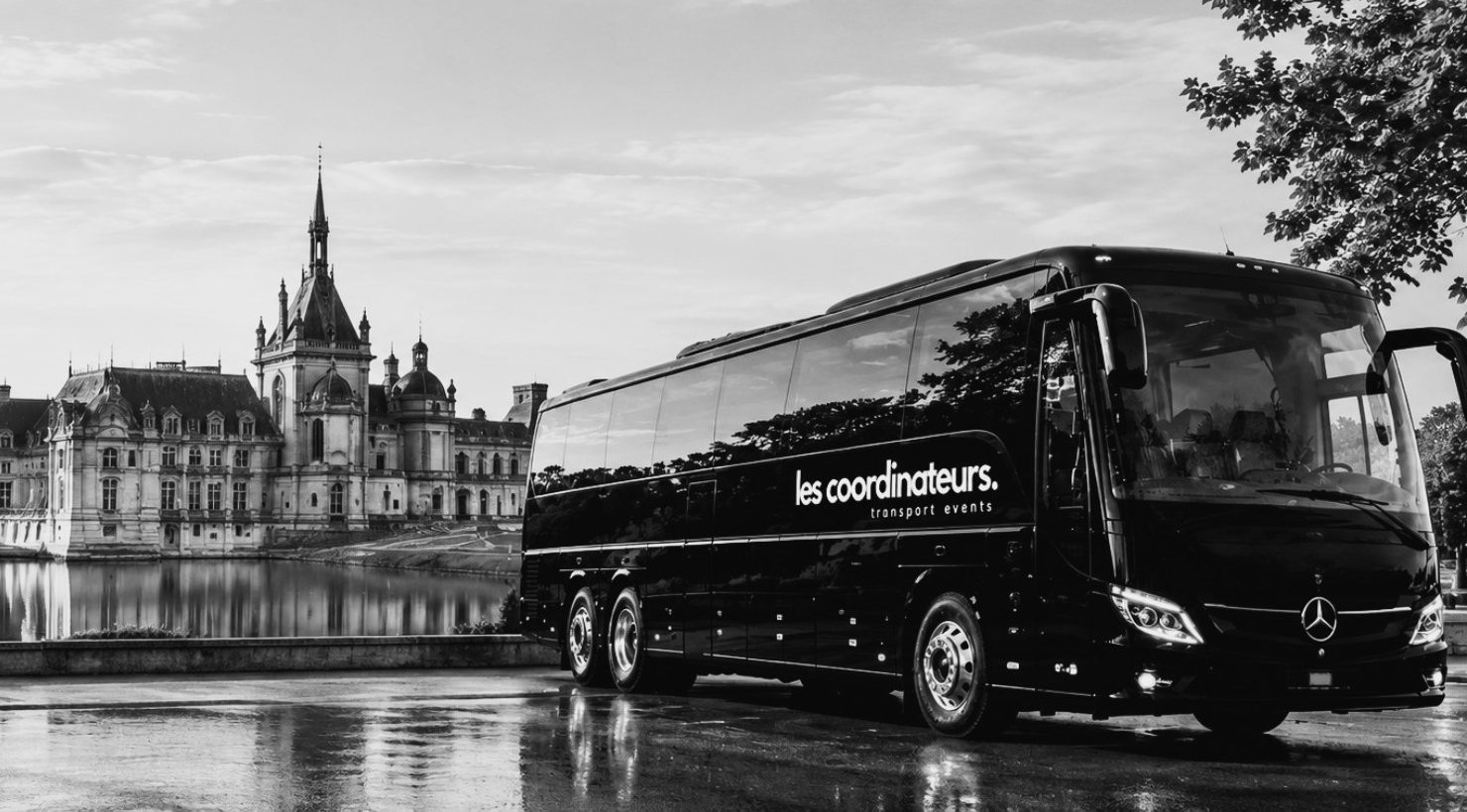 Autocar Les Coordinateurs devant le château de Chantilly